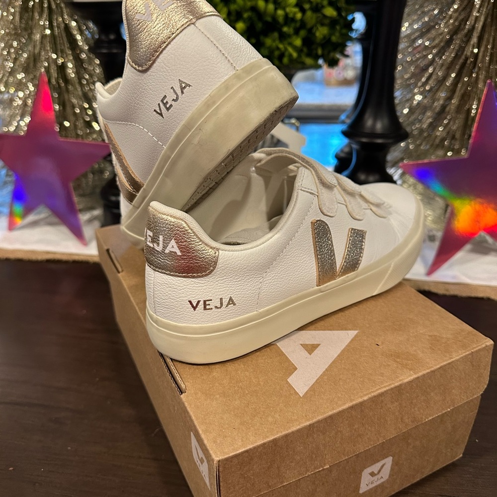 VEJA Recife Logo Leather Sneakers size 9 - Picture 5 of 8